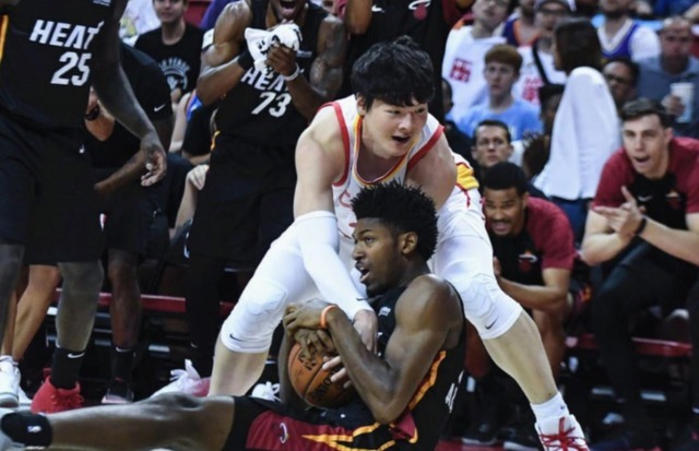 nb就问CBA还有谁？王哲林辗转NBA三队，本尊晒图，穿尼克斯帅气球衣
