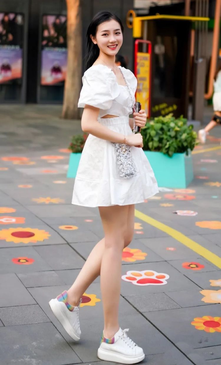 女孩子 小白裙+小白鞋的搭配,让你变身清纯可人的氧气美女