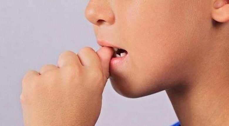 奶奶|3岁小男孩爱啃指甲，妈妈紧急纠正，奶奶：不就吃个手，有啥要紧