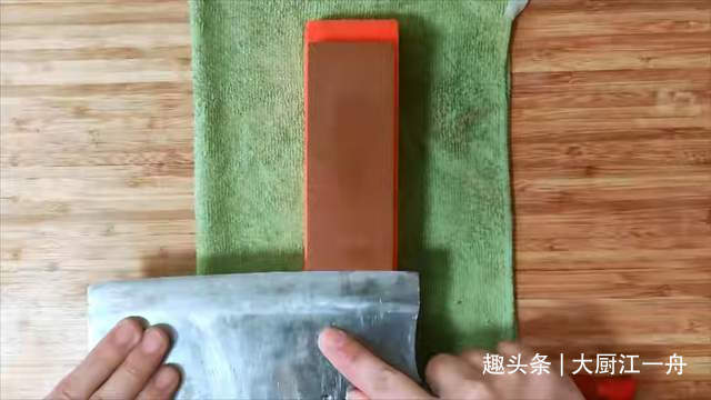 磨刀时,横磨还是竖磨大厨教你正确做法,旧刀立马变新刀