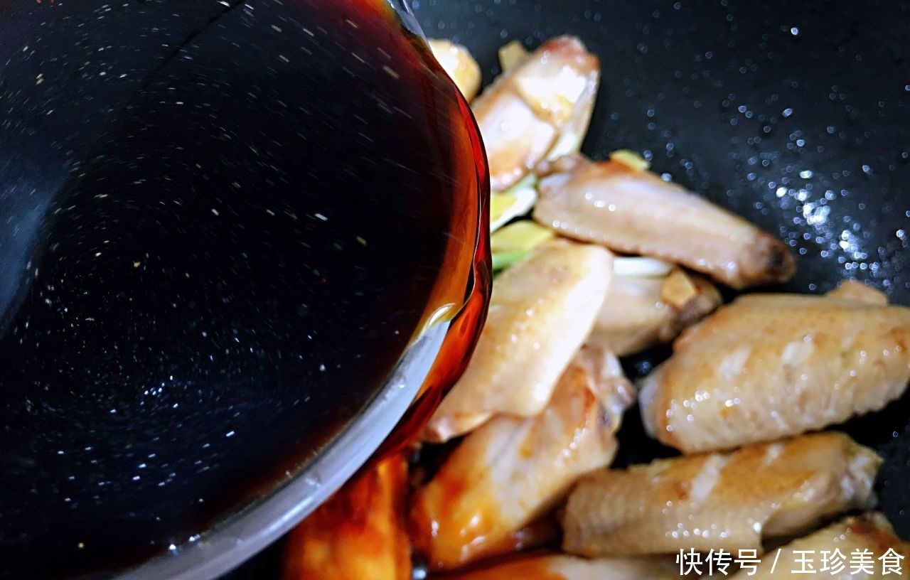 教你鸡翅的特别做法,把水换成它,烧出来的鸡肉香味更浓