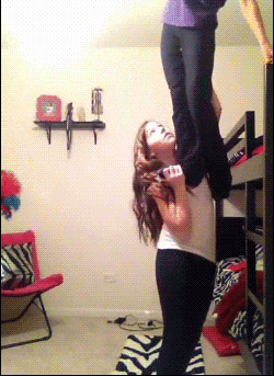 |搞笑GIF趣图别睡了,快来看我给你表演坐着摔倒!