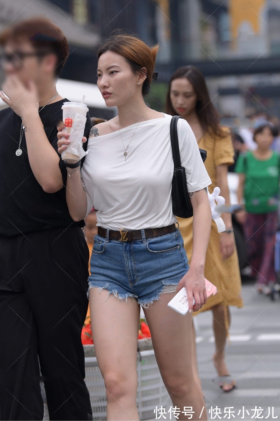 穿搭|可爱的小姐姐，走在街上很漂亮，因为她有时尚的穿搭