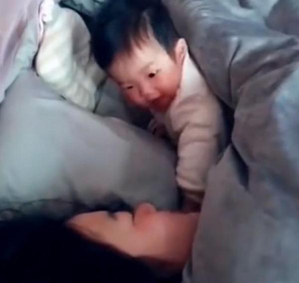 举动|宝宝睡醒发现离妈妈好远,接下来的举动太暖心,妈妈辛苦没白费