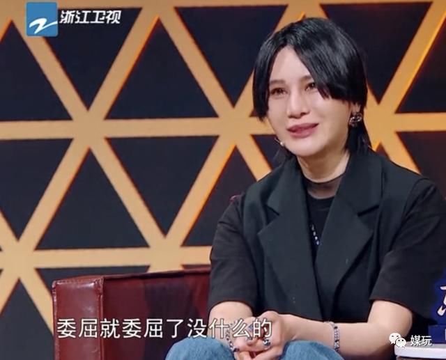 历届超女冠军同台差别有多大？有人自信打招呼，有人感同身受落泪