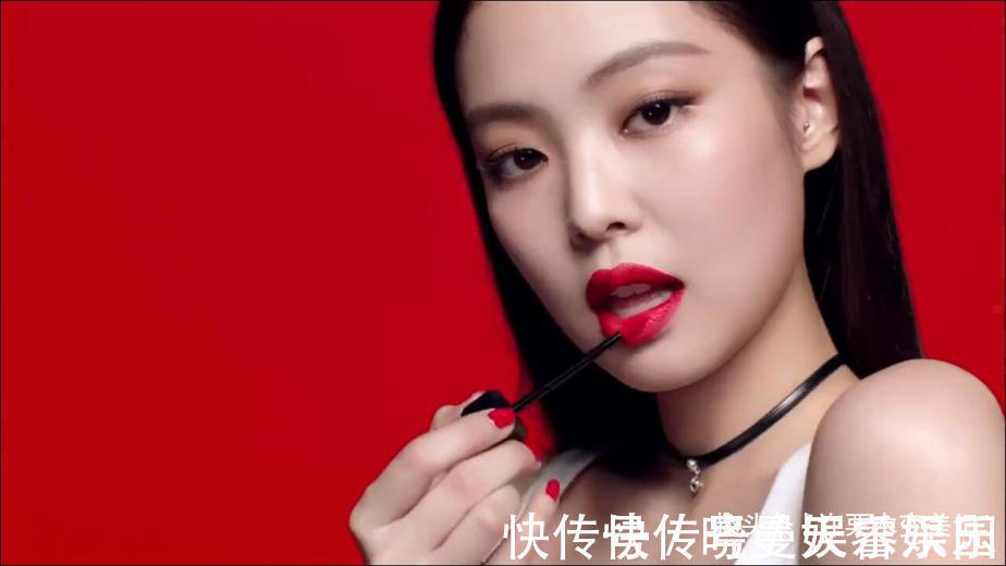 珊瑚色 女人涂口红时,要改掉这3个“坏习惯”,不然再贵口红都掉色沾杯