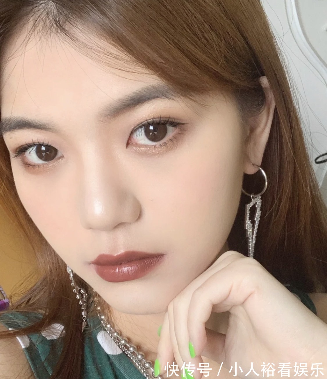 色号 没想到,初秋最受欢迎的口红色号是奶棕色,黄皮涂也显白温柔