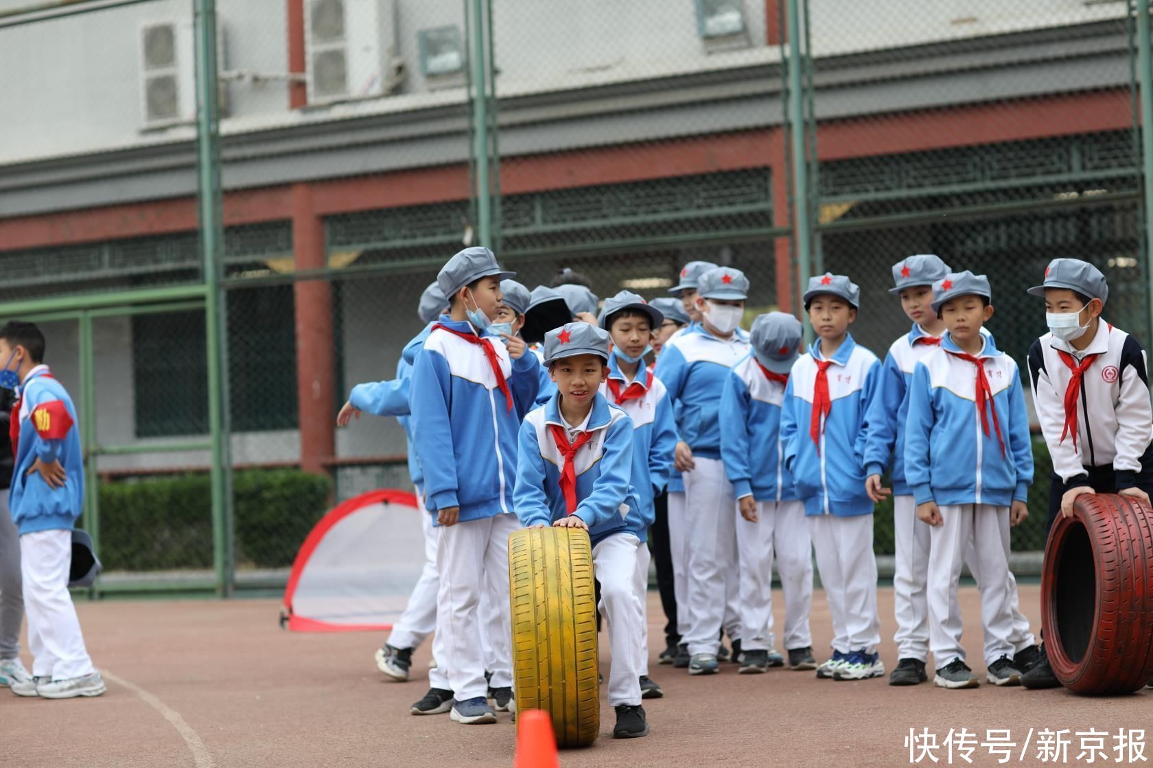 挑扁担、扛沙袋，北京育才学校中小学生通过趣味游戏学党史