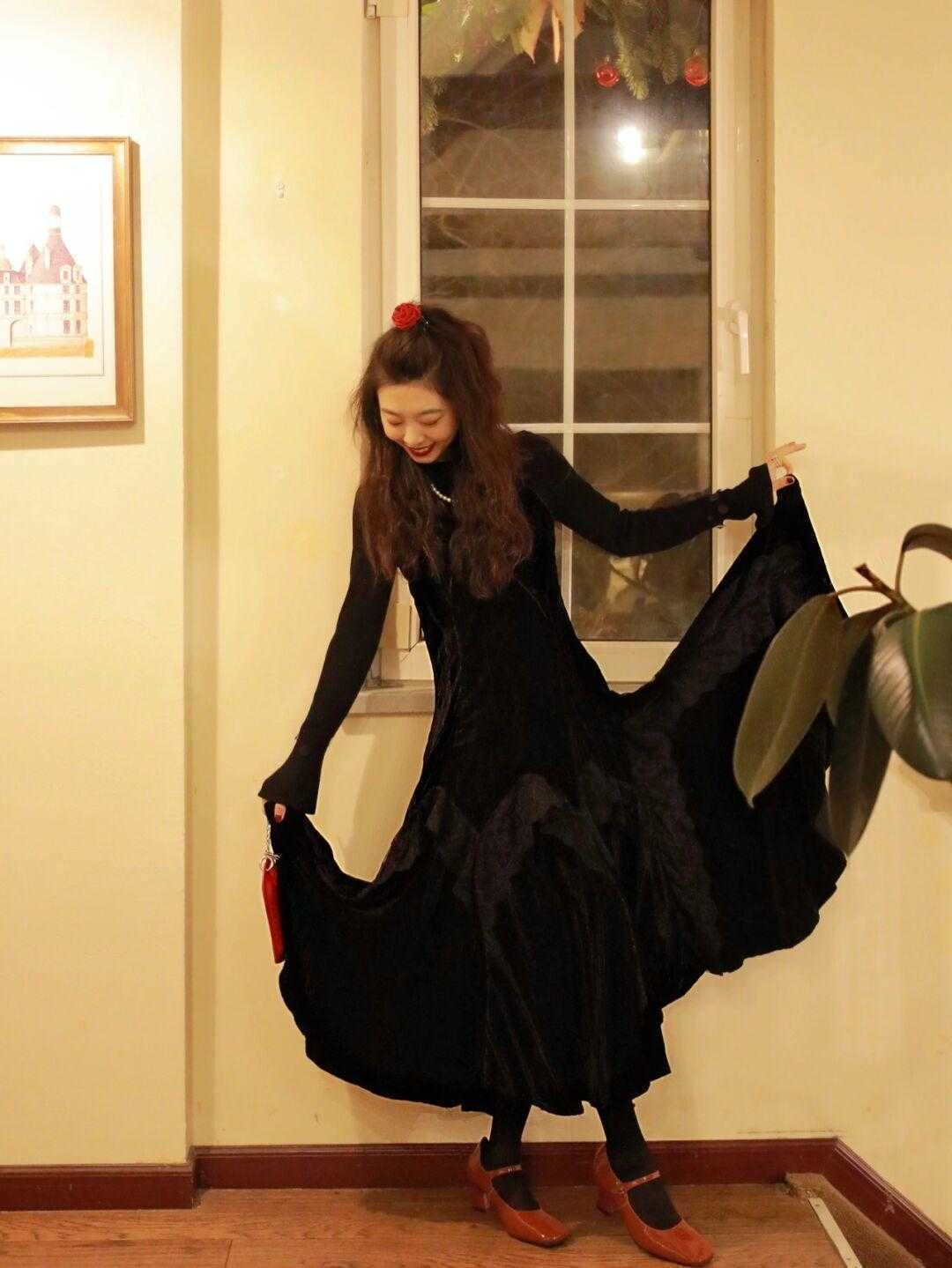 黑丝 出门聚会怎么穿?这四款心机造型,时髦个性又有腔调,咋穿都出彩