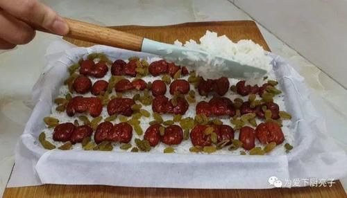 半斤红枣,1斤糯米,蒸一蒸包一包,比粽子还好吃,个个香糯不粘牙