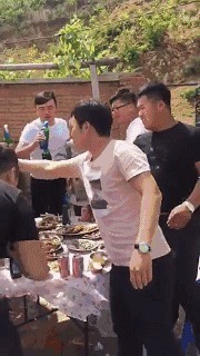 |搞笑GIF：吃货吃东西时是不需要掩饰的,女汉子一枚