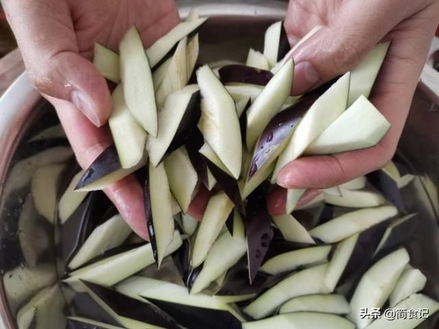 水煮鱼|茄子吃法那么多,我家就爱这种比水煮鱼还过瘾,每次上桌都吃光