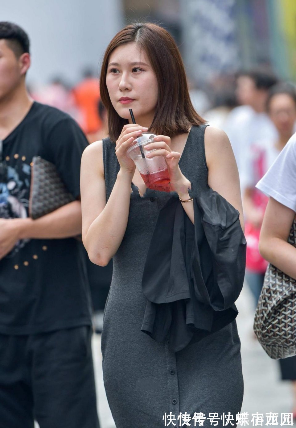 深灰色 小姐姐身穿深灰色的连衣裙,虽然有些微胖,但看上去很有时尚气质