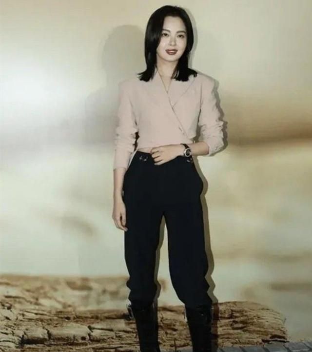 名媛|陈亚楠还挺低调,穿白色T恤衫配黑裤,挺有上流名媛气质