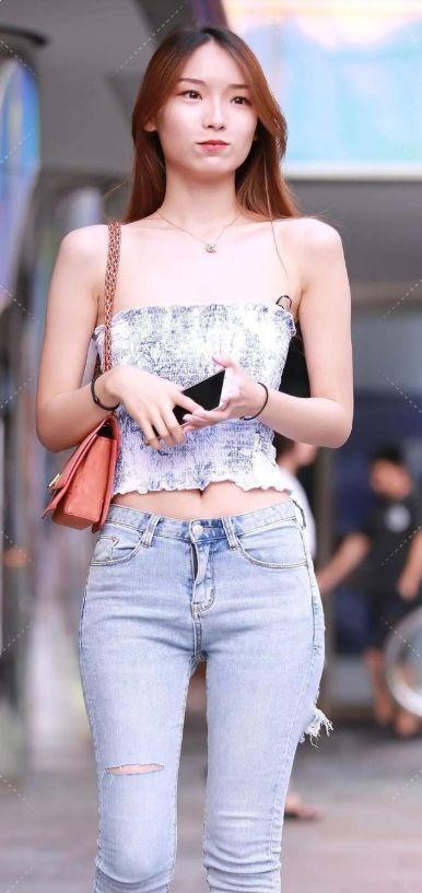 蓝色 美女脚上搭配一双一字带的高跟凉鞋,让她显得气质又靓丽