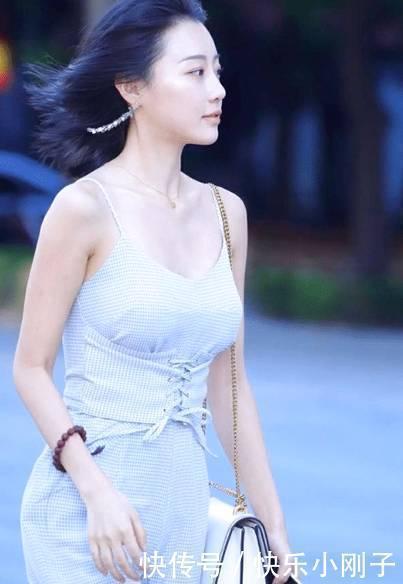 随性|微风拂面清新的美女,随性的穿搭风,想不清凉都难