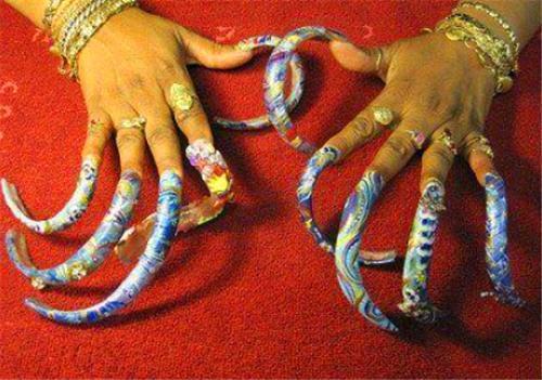 苦行僧&他66年没剪指甲,将9米长指甲捐给博物馆后,有了新的发现