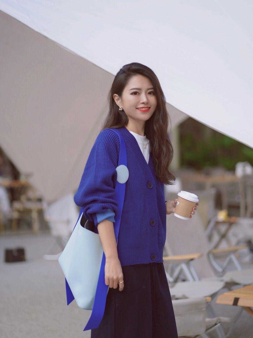 针织开衫 克莱因蓝不好配色?黑白红是标配,棕色米灰也可以“炒”一下CP