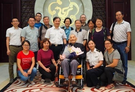 老公|老公110岁,老伴儿96岁,却说长寿很简单,4“动”助你长寿