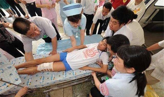 1岁孩童玩耍被推倒，哭了几声爬起来继续玩，第二天却闭上了眼