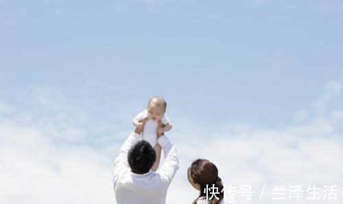 宝妈|“最碍事”的宝宝火了,被吃烧烤的爸妈放在包里,网友:心多大!