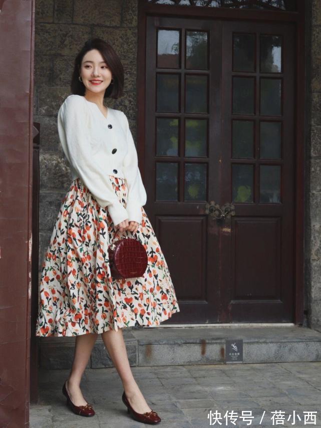 半身裙 真正优雅的女人,春季都穿针织开衫,搭配裤子、半身裙时髦又高级