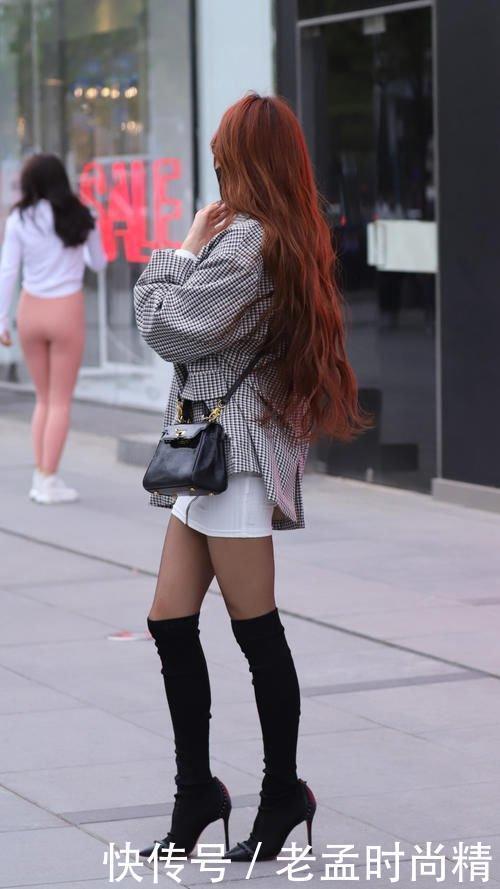 白色和灰系的搭配融合,显温柔又清新,保暖又显腿长