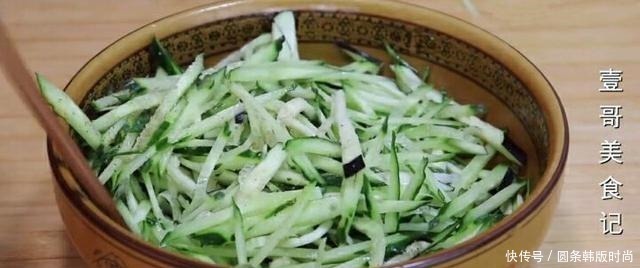 花椒粉|黄瓜里加1根茄子,这样做真是太香了,给肉都不换,营养又解馋