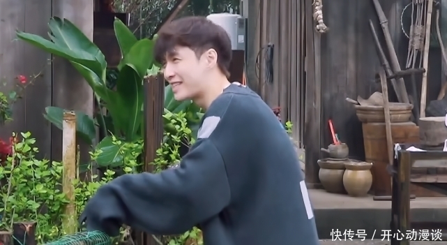 张艺兴 向往:张艺兴掏鸡蛋,差点被鸡啄,看他下意识嘟囔了啥?暴露修养