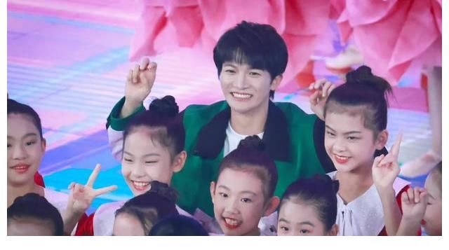 國(guó)慶晚會(huì)|央視國(guó)慶晚會(huì)收視率第一，每個(gè)節(jié)目都有深意，謝霆鋒最亮眼