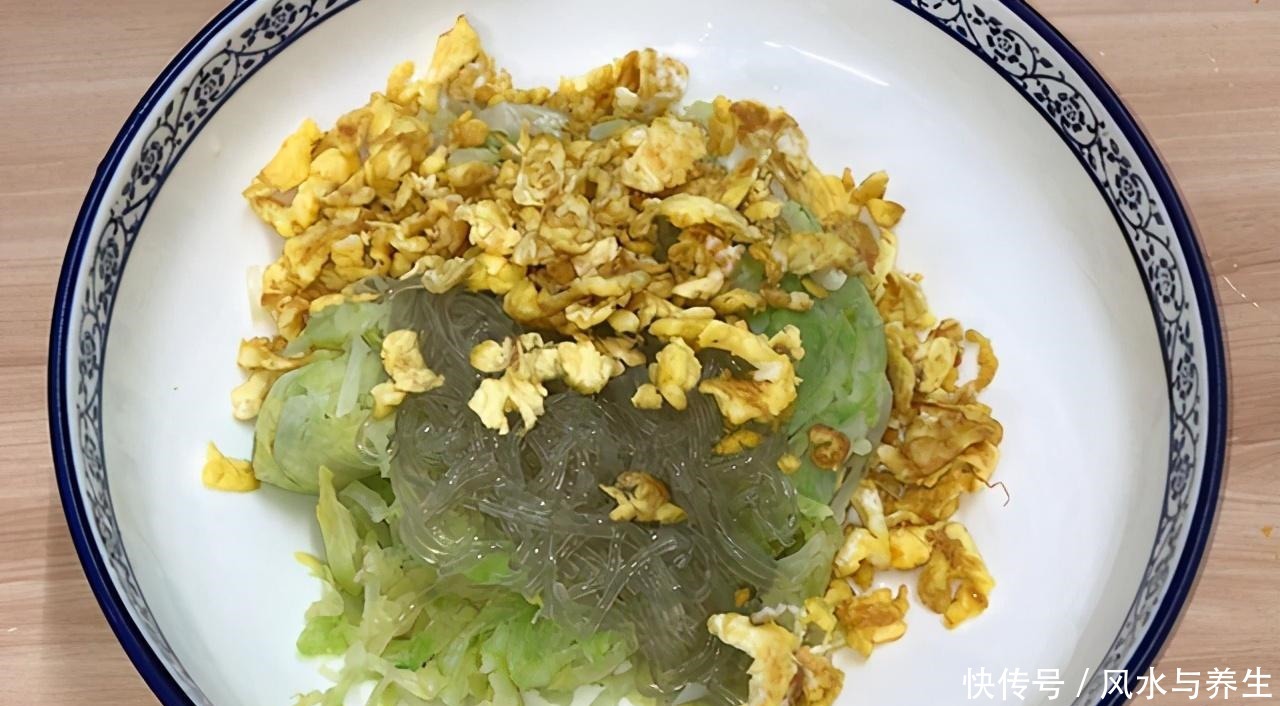 包菜别总炒着吃,试试这种新吃法,皮薄馅大,酥脆解馋易操作