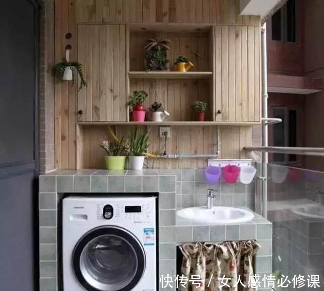 美观|老婆在阳台腾出一平米,做了个砖砌洗衣房,实用又美观