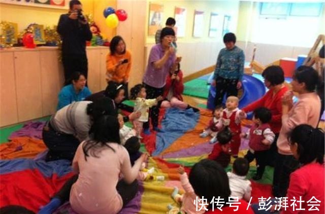 周前|1岁宝宝抓周,奶奶放了这东西,宝宝的举动让全家人笑容都凝固了