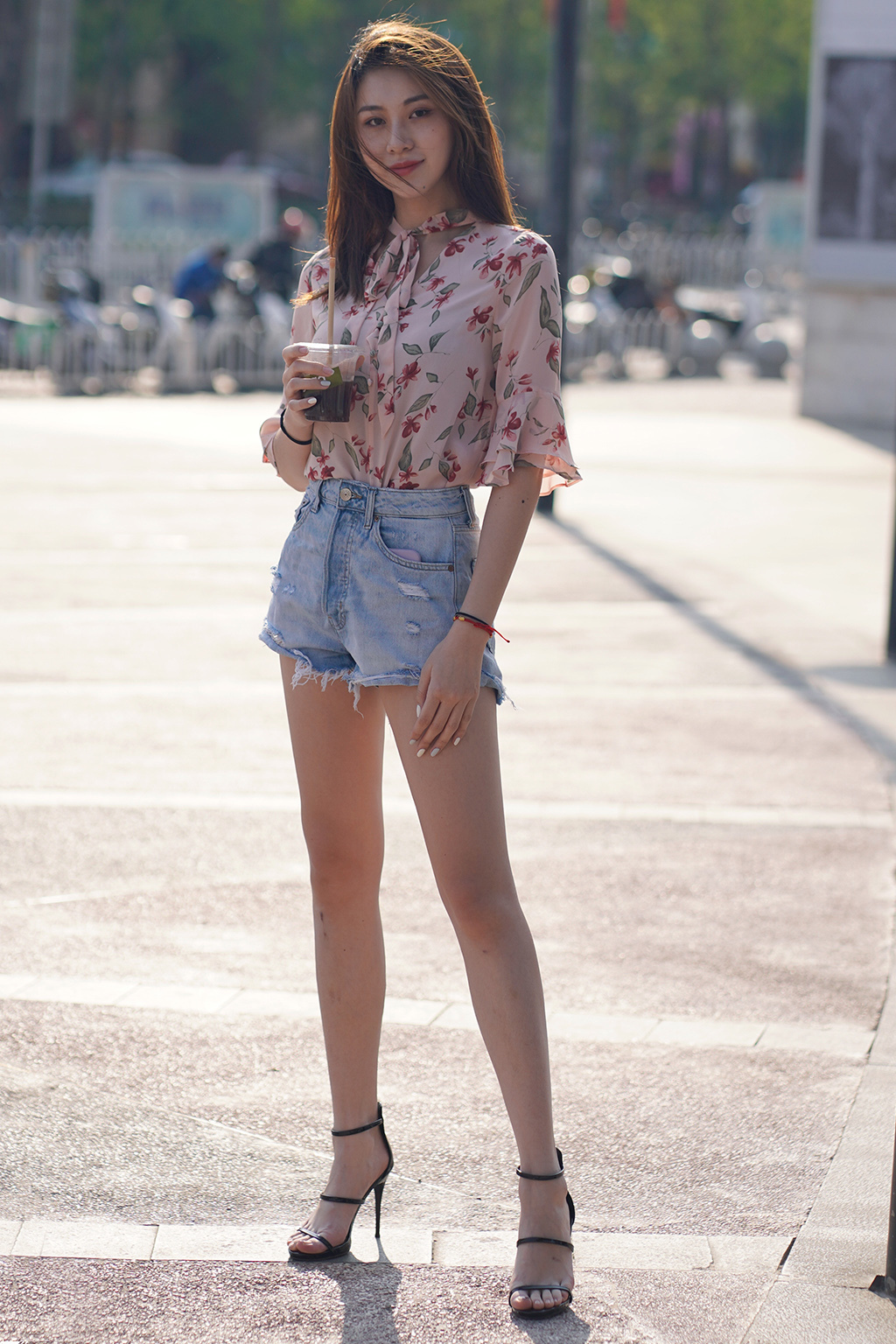 美的|街拍美女:牛仔热裤配中袖雪纺衫,穿出了清凉休闲的风格,减龄美丽又显高挑