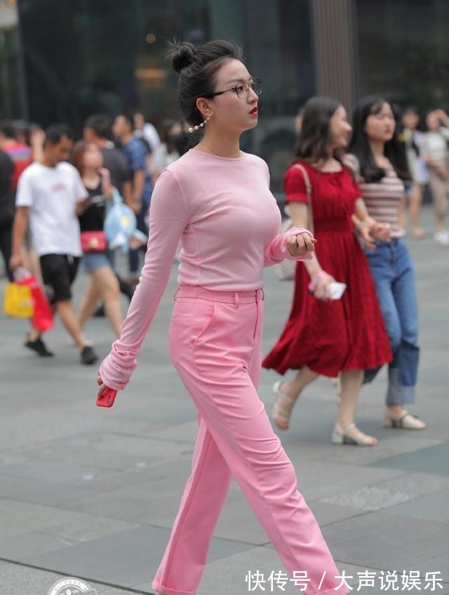 美女 高挑多姿的打底裤美女，大方得体的搭配风格也耐看，令人难忘！