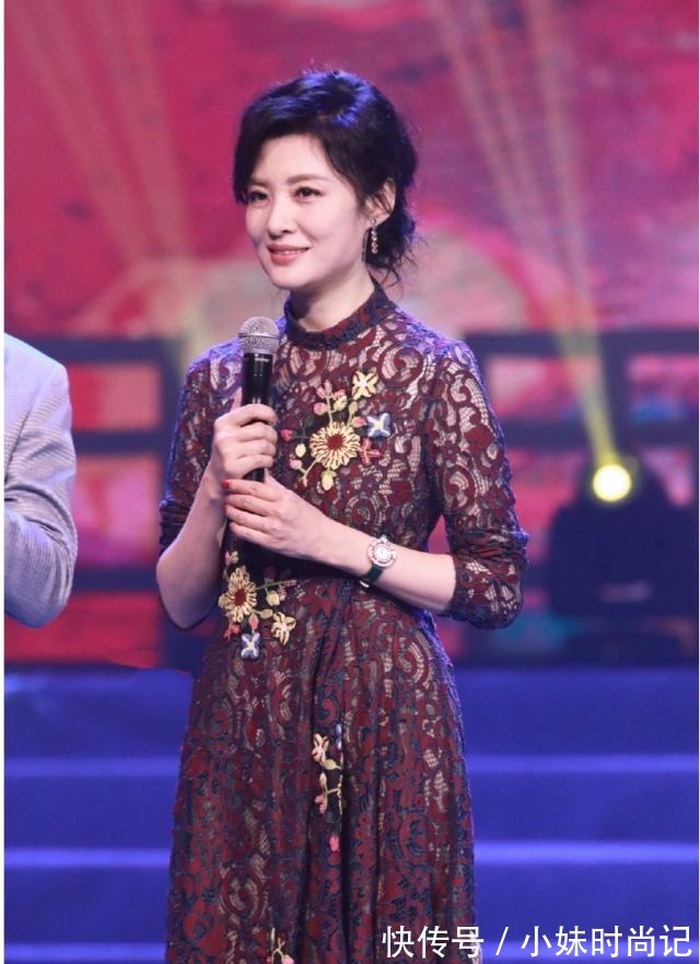 连衣裙 著名主持人“周涛”真会穿!深红色镂空连衣裙搭配扎发,优雅大气