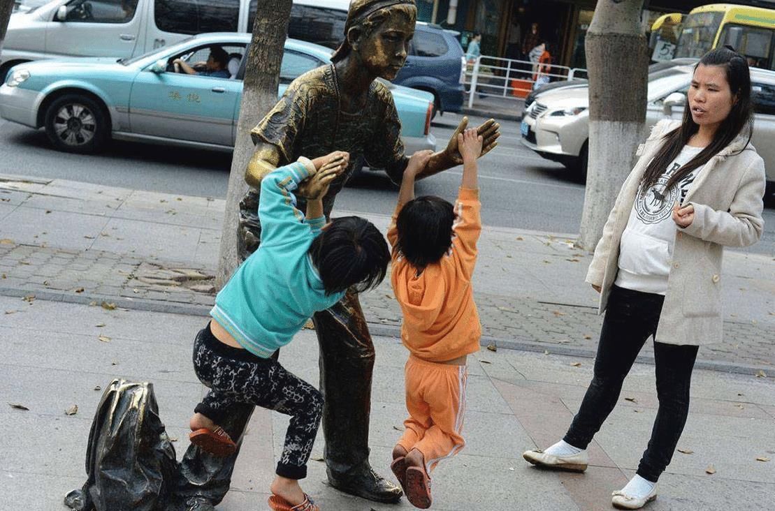 女童|5岁女童公交上“把玩”仓鼠,好心乘客劝告反被妈妈怼:要你管?