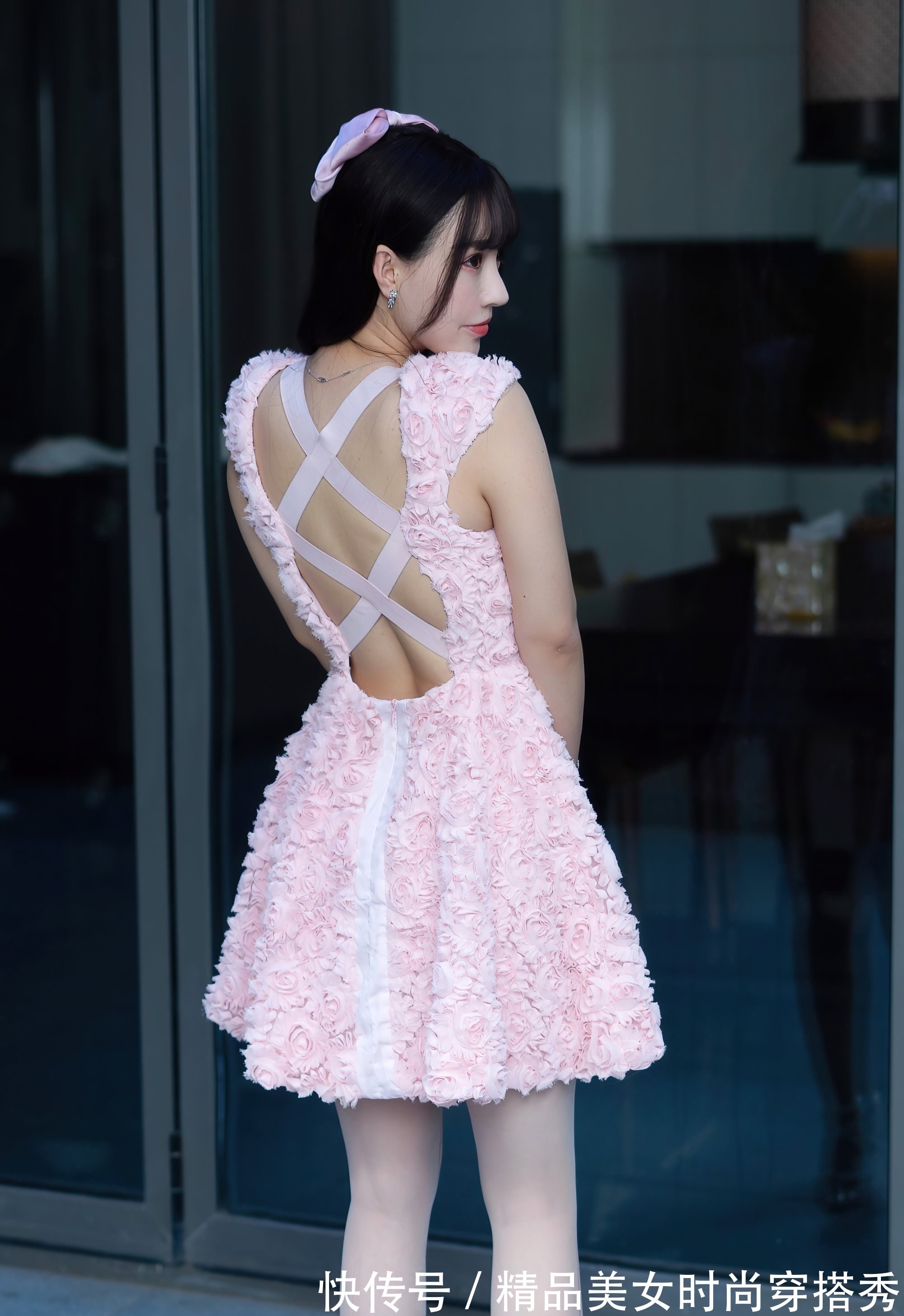 大长腿 红色的连衣裙吸睛时尚,吊带的款式清凉有型,怎么穿都好看