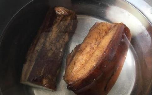 炒腊肉时，别直接下锅炒！大厨教你这2招，腊肉咸香美味，好吃！