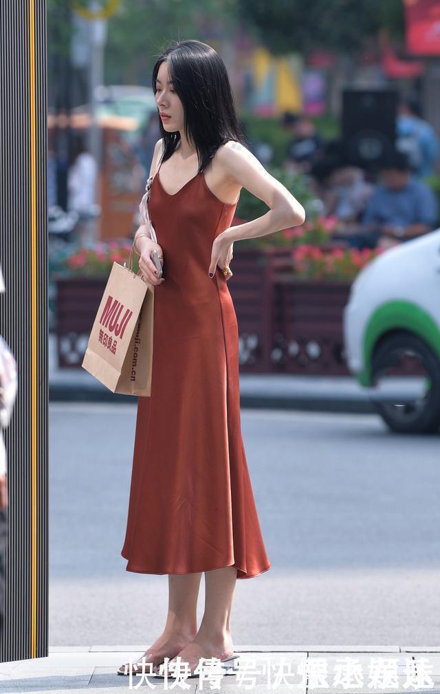 裙海|等待一秒钟入夏茫茫裙海之中的这条裙子，让你性感又显腿长