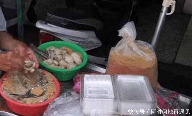  大爷在街上做这种美味的小吃，不到2个小时就快要卖光了