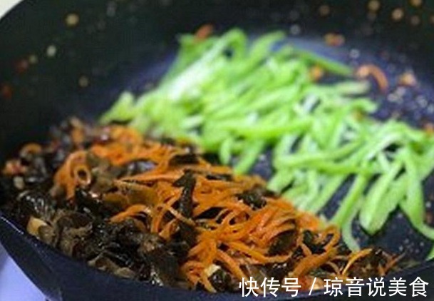 炒鱼香肉丝全指着一碗调料汁，吃起来嫩滑入味，上桌全家抢着吃