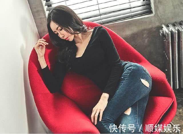 紧身牛仔裤 小姐姐穿紧身牛仔裤,随意搭配都超级美丽,塑造纤细小蛮腰