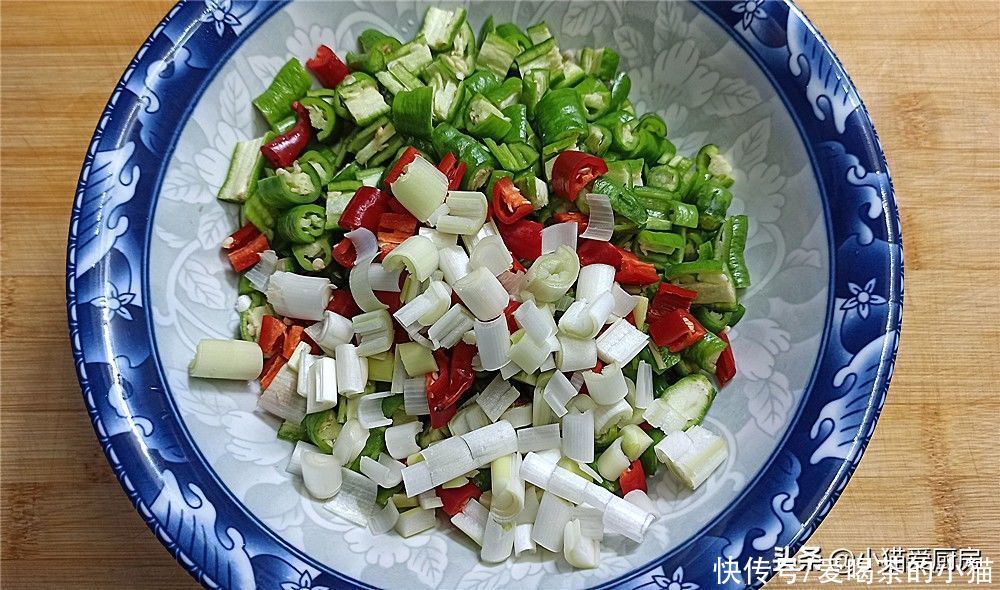 小猫|用辣椒和虾皮一起制作成凉拌菜，做法简单，成菜香辣好吃下饭过瘾