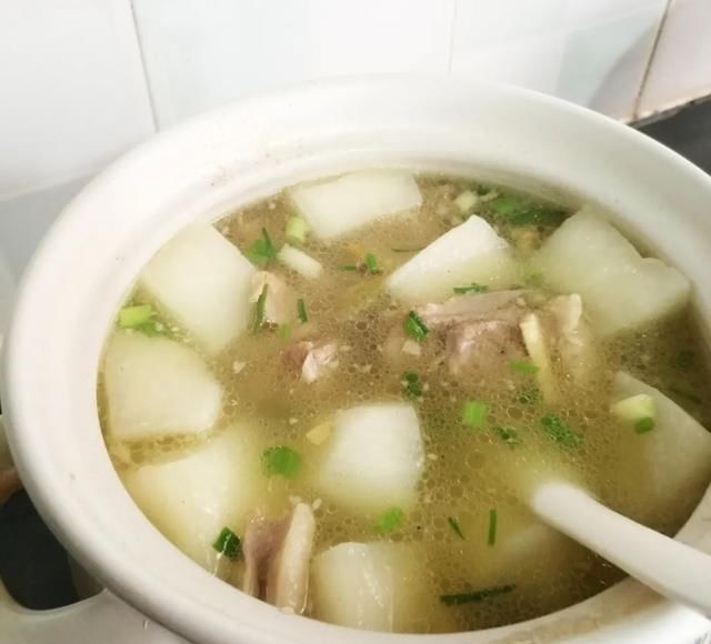 冬至|炖羊肉汤不要花椒、大料和料酒，加这两样味道鲜美，还没羊膻味!