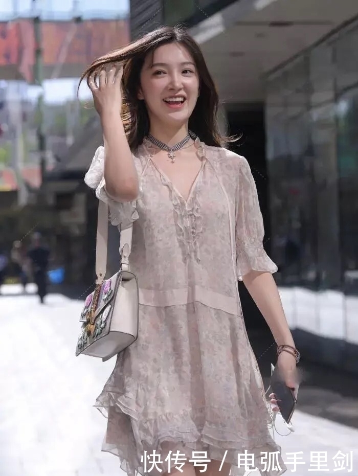 珠翠香|芙蓉不及美人妆,水殿风来珠翠香,连衣短裙演绎的仙气飘飘穿搭