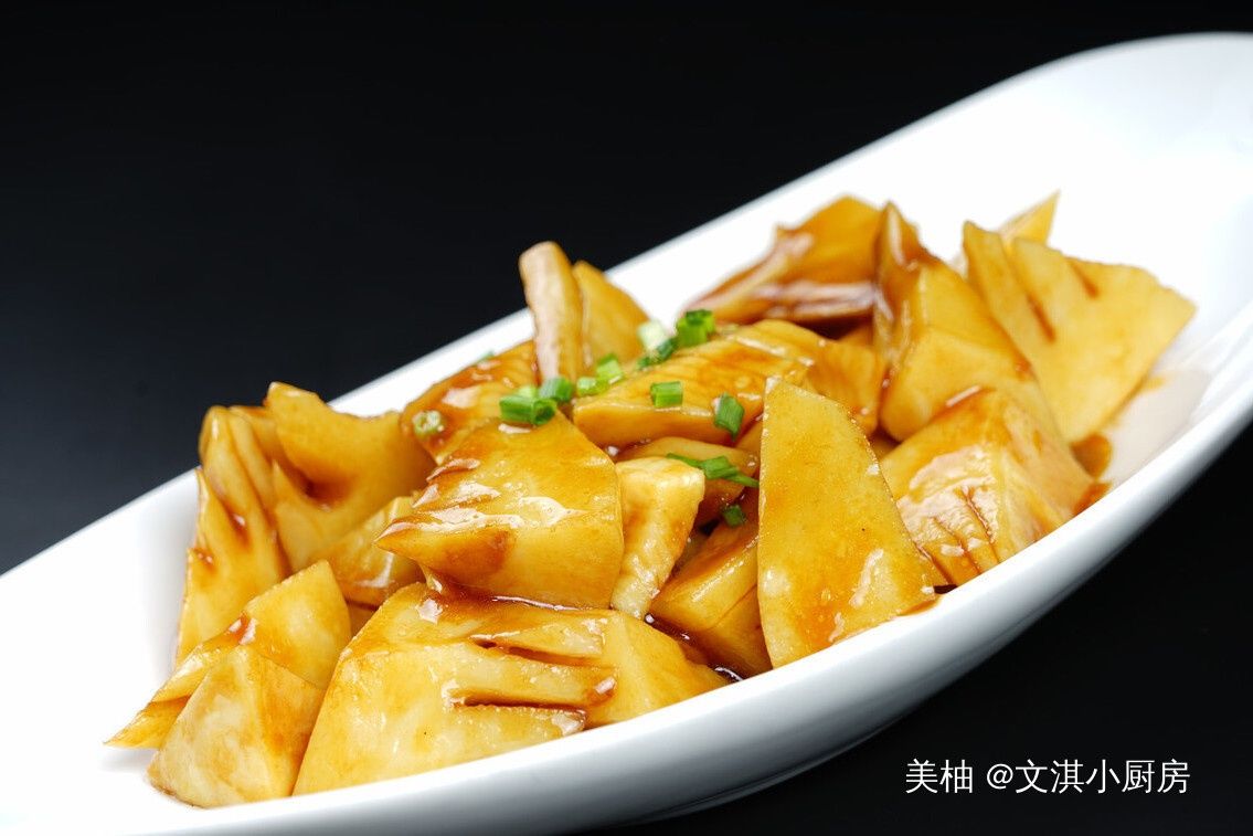 油焖春笋，炒前需要焯水吗？教你一招，色泽诱人，脆嫩鲜香不油腻