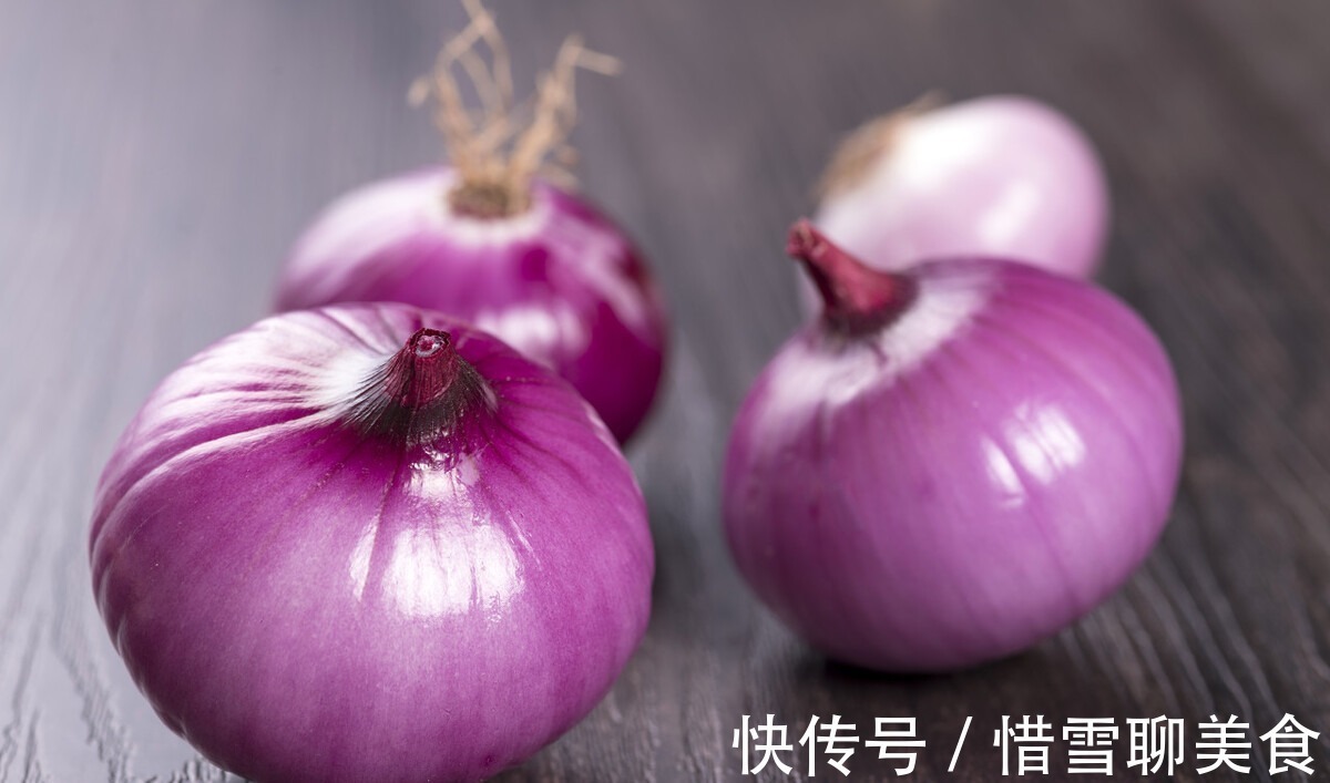 买洋葱时，紫皮和白皮差别很大，不懂买错颜色不好吃，等于浪费钱