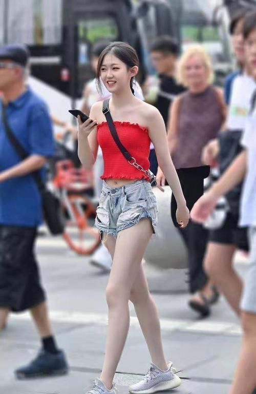 运动鞋 清凉又百搭的牛仔短裤,可以从音乐节,一直时髦到街头的日常穿搭