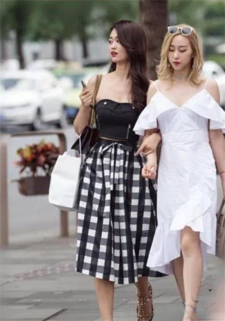 街拍:小姐姐颜值高身材好,一双修长的美腿,特别吸睛